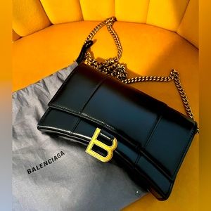 BALENCIAGA HOURGLASS WALLET ON CHAIN BLK